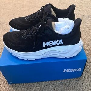 Hoka Arahi 8 Women’s Size 11 Black and White Sneakers